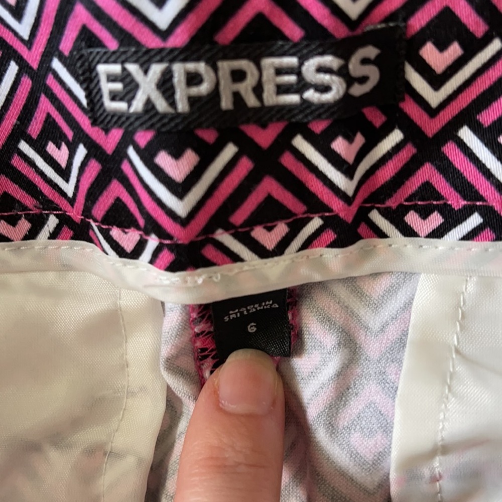 Express Shorts - Picture 3 of 4